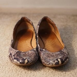 Indigo by Clarks snake print flat size 9.5
